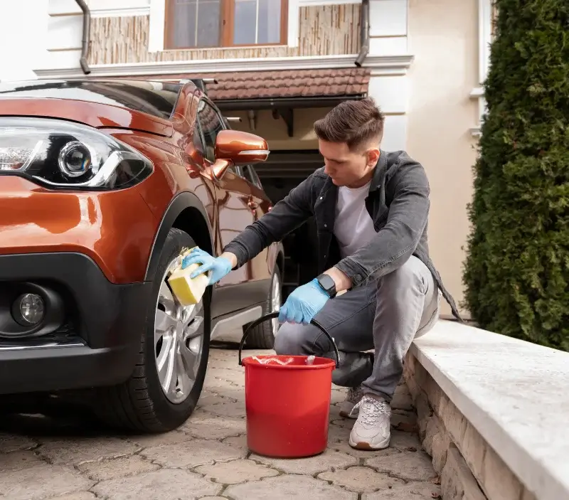Lavage auto à domicile Albepierre-Bredons : professionnel intervenant sur un véhicule